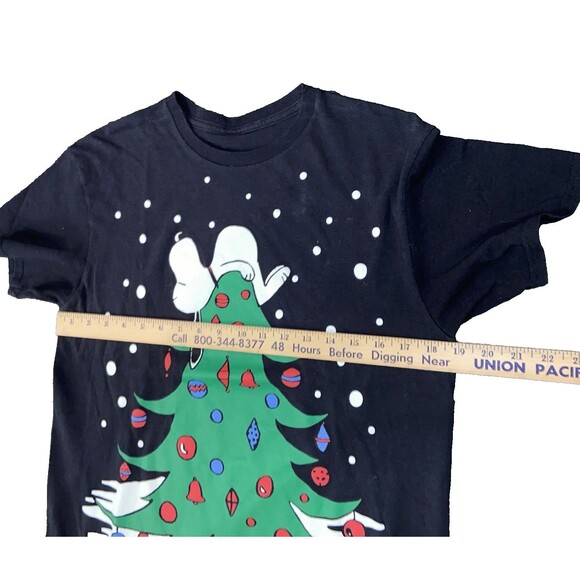 Peanuts Snoopy Christmas Tree 2016 T-Shirt Sz S/M Black Graphic Falling Snow Dog - Picture 7 of 9
